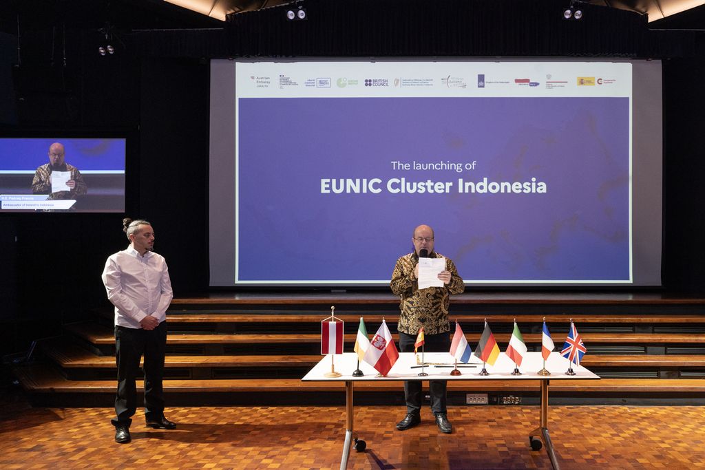 Duta Besar Irlandia untuk Indonesia Padraig Francis (kanan) berbicara pada peluncuran European Union National Institute of Culture di Erasmus Huis, Kuningan, Jakarta, Senin (6/11/2023). 