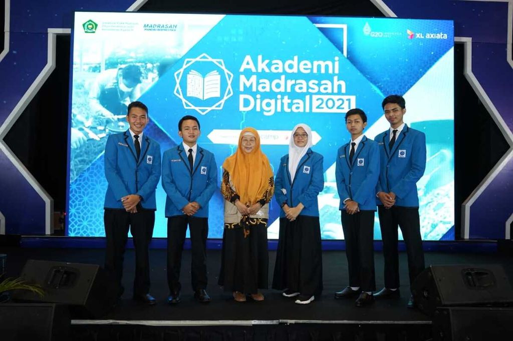 Prontala yang terdiri atas lima murid Madrasah Aliyah Negeri Insan Cendekia Tanah Laut, Kalimantan Selatan, berfoto bersama guru pembimbingnya saat Grand Final Akademi Madrasah Digital di Tangerang, Banten, akhir Mei 2022.