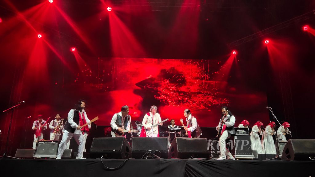 Grup Soneta yang dipimpin Rhoma Irama (tengah) tampil sebagai pembuka konser tur dunia Deep Purple di Edutorium UMS, Surakarta, Jawa Tengah, Jumat (10/3/2023). Soneta tampil sebagai kejutan dalam konser itu.
