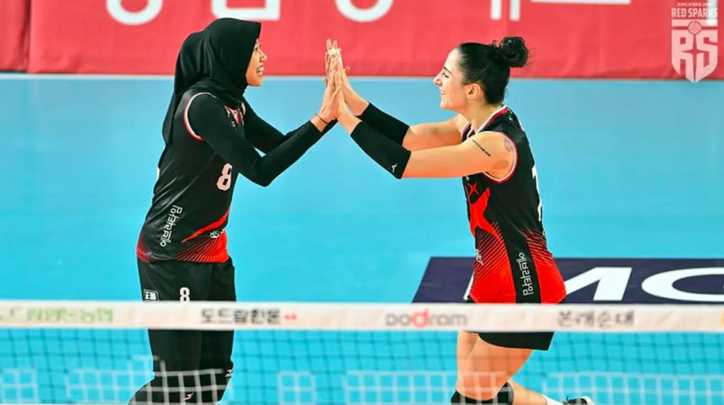 Indonesian female volleyball player, Megawati Hangestri Pertiwi, played a toss with American volleyball player, Giovanna "Gia" Milana, while both were strengthening the Korean Volleyball League club, Daejeon Jung Kwan Jang Red Sparks, in October 2023.