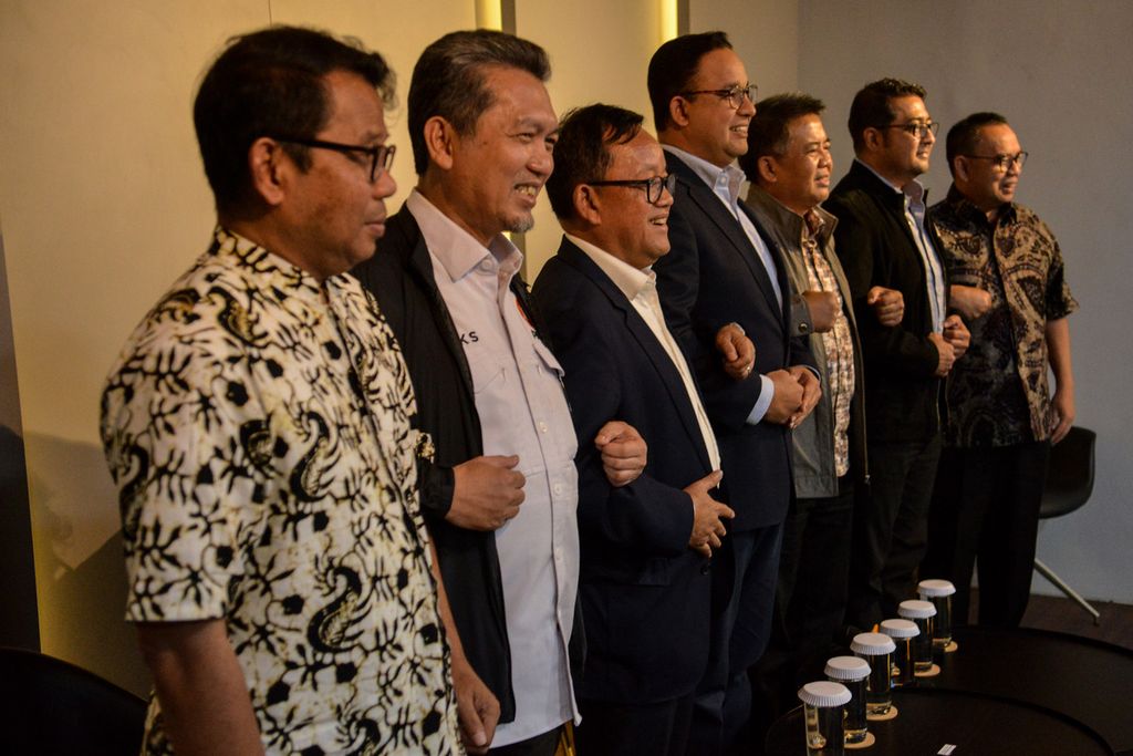 Anggota Tim Delapan Koalisi Perubahan untuk Persatuan bersama bakal calon presiden yang diusungnya, Anies Baswedan, setelah konferensi pers di Sekretariat Perubahan, Jalan Brawijaya X, Jakarta Selatan, Selasa (30/5/2023). 