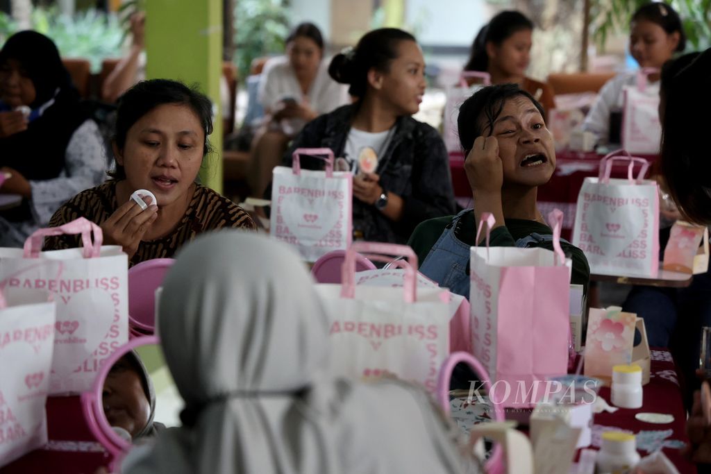 Warga difabel mengikuti pelatihan tata rias kecantikan di Pusat Rehabilitasi Yakkum, Kecamatan Ngaglik, Sleman, DI Yogyakarta, Jumat (17/2/2023). 