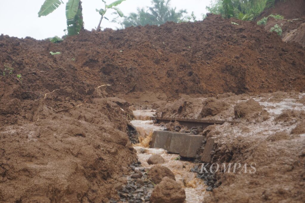 Tanah longsor yang menimbun rel di Desa Gununglurah, Kecamatan Cilongok, Kabupaten Banyumas, Jawa Tengah, Senin (4/12/2023).