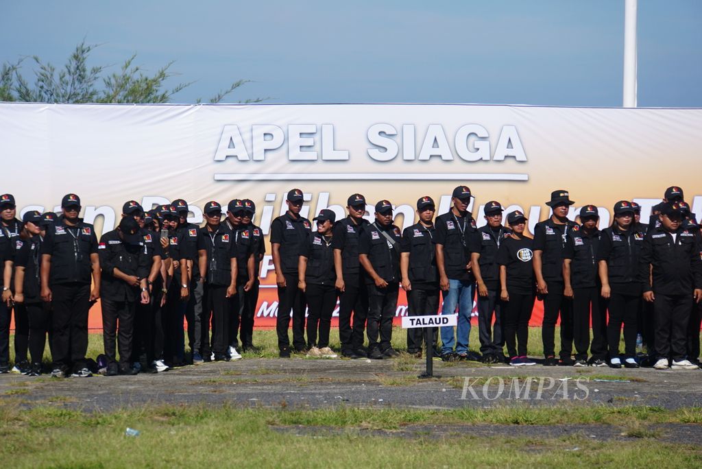 Sekitar 500 anggota pengawas kecamatan mengikuti apel siaga yang digelar Badan Pengawas Pemilu (Bawaslu) Sulawesi Utara di Manado, Selasa (21/11/2023). Apel tersebut digelar untuk mengonsolidasi kesiapan pengawasan Pemilu 2024.