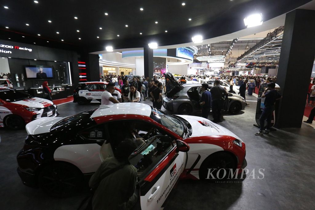 Pengunjung melihat ruang kemudi dan interior kendaraan yang dipamerkan dalam Gaikindo Indonesia International Auto Show (GIIAS) di ICE BSD City, Kabupaten Tangerang, Banten, Minggu (13/8/2023). Pameran yang diikuti 49 jenama kendaraan bermotor ini ramai dikunjungi masyarakat saat akhir pekan. 