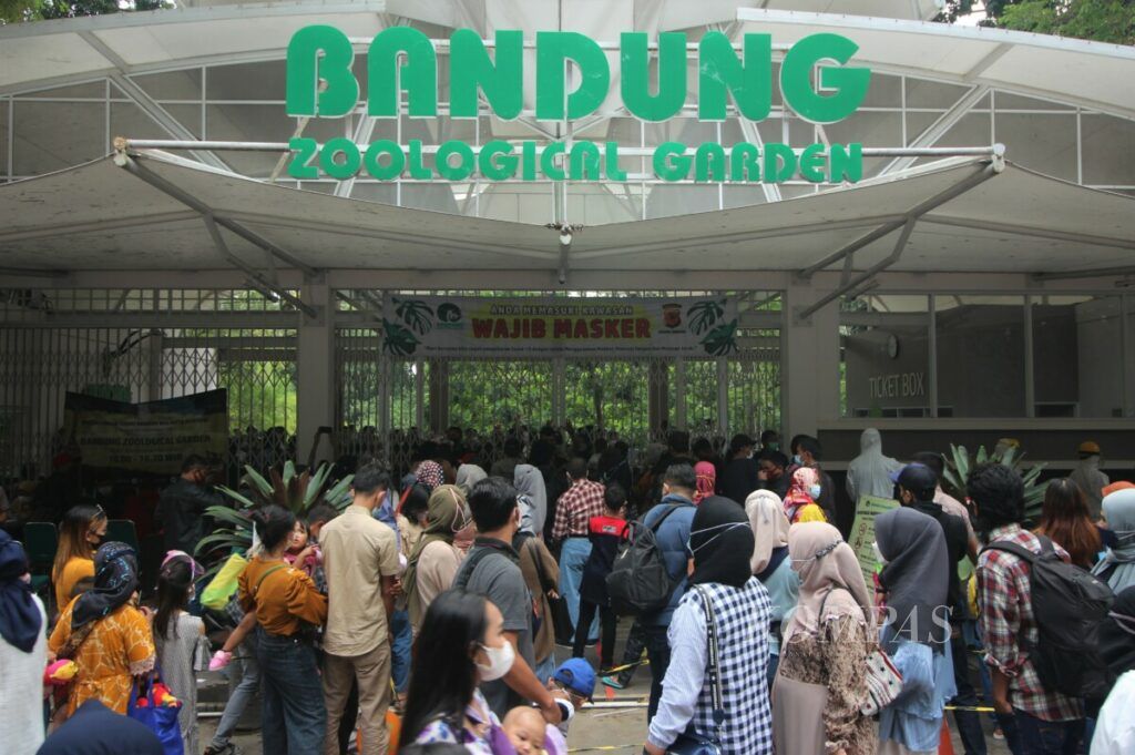 Kerumunan antrean pengunjung di depan pintu masuk Kebun Binatang Bandung, Kota Bandung, Jawa Barat, Minggu (16/5/2021).