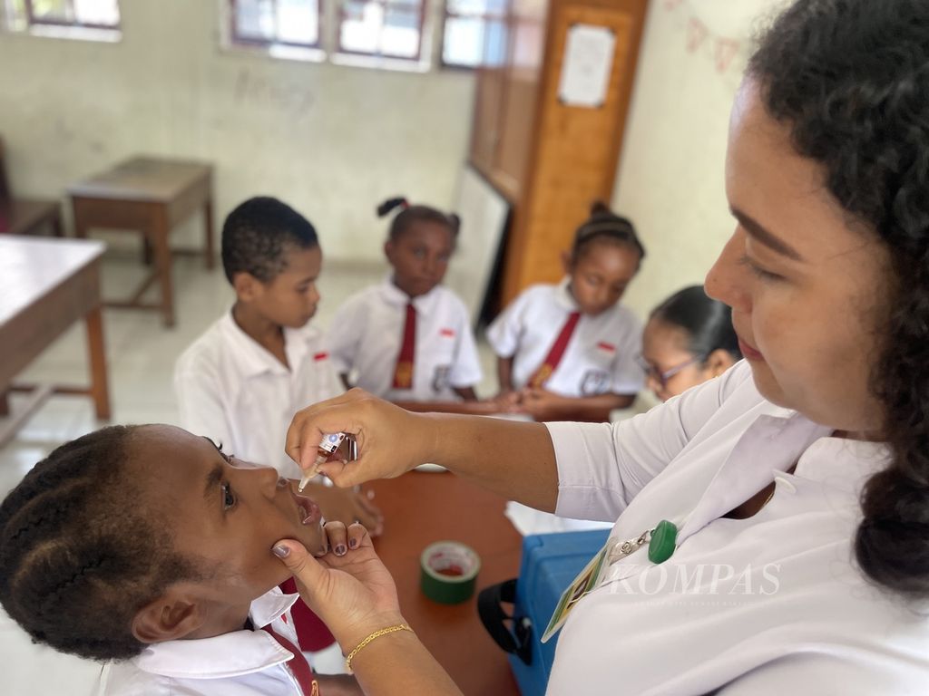 Vaksin tetes <i>novel oral polio vaccine type 2</i> (nOPV2) diberikan kepada anak di SDN Inpres Yoka Pantai, Kampung Yoka, Distrik Heram, Kota Jayapura, Papua, Senin (3/6/2024).