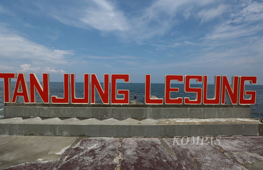Warga memancing di Tanjung Lesung Resort di Kabupaten Pandeglang, Banten, Sabtu (28/12/2019). Kawasan yang terdampak tsunami pada Desember tahun lalu ini kembali bangkit. Pada perayaan Tahun Baru ini tingkat hunian mencapai 70 persen. Dibutuhkan upaya sinergi antara pemerintah daerah bersama pengusaha untuk memulihkan kunjungan wisata ke kawasan tersebut.