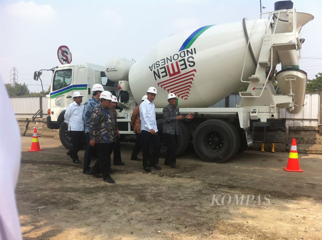 Presiden Joko Widodo (kedua dari kanan) berjalan di area <i>groundbreaking </i>pembangunan kereta ringan (<i>light rail transit</i>/LRT) di seberang Taman Mini Indonesia Indah, Jakarta Timur, Rabu (9/9). <i>Groundbreaking </i>berupa peletakan tiang pancang pertama oleh Presiden Joko Widodo menandai pembangunan kereta ringan yang dilaksanakan PT Adhi Karya. Kereta ini menghubungkan Jakarta, Bekasi, dan Bogor. 