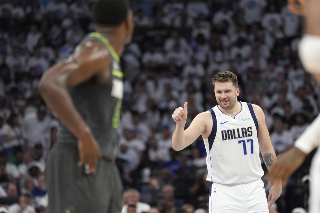 <i>Guard</i> Dallas Mavericks, Luka Doncic, melakukan selebrasi setelah mencetak skor dalam pertandingan kelima final NBA Wilayah Barat antara Dallas Mavericks dan Minnesota Timberwolves di Minneapolis, AS, Jumat (31/5/2024) WIB. Mavericks lolos ke final NBA setelah mengalahkan Timberwolves, 124-103, pada laga kelima (4-1). 