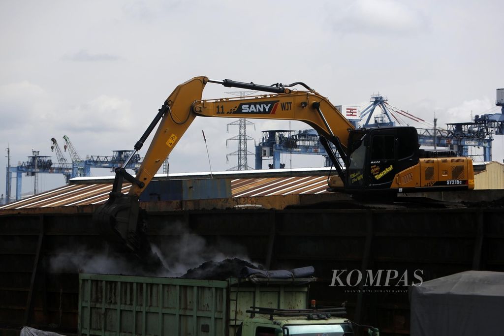 Aktivitas pembongkaran batubara asal Kalimantan di Pelabuhan Tanjung Priok, Jakarta, Kamis (4/8/2022). Kementerian ESDM menetapkan target produksi batubara nasional sebanyak 663 juta ton di sepanjang 2022. 