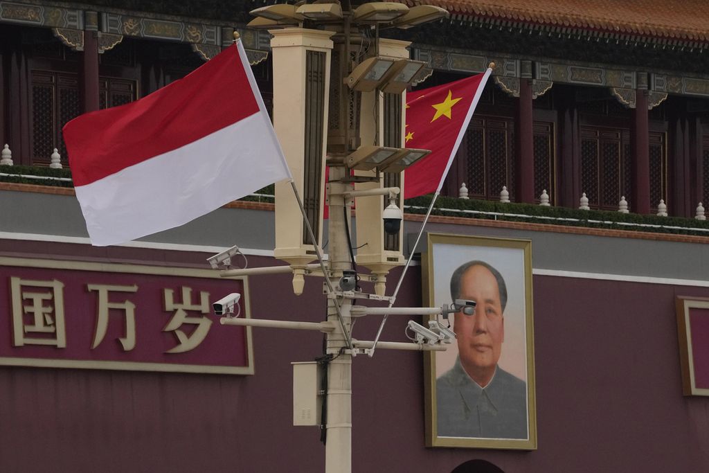 Bendera nasional Indonesia dan China berkibar di dekat foto Mao Zedong di Gerbang Tiananmen, Beijing, China, 25 Juli 2022. 