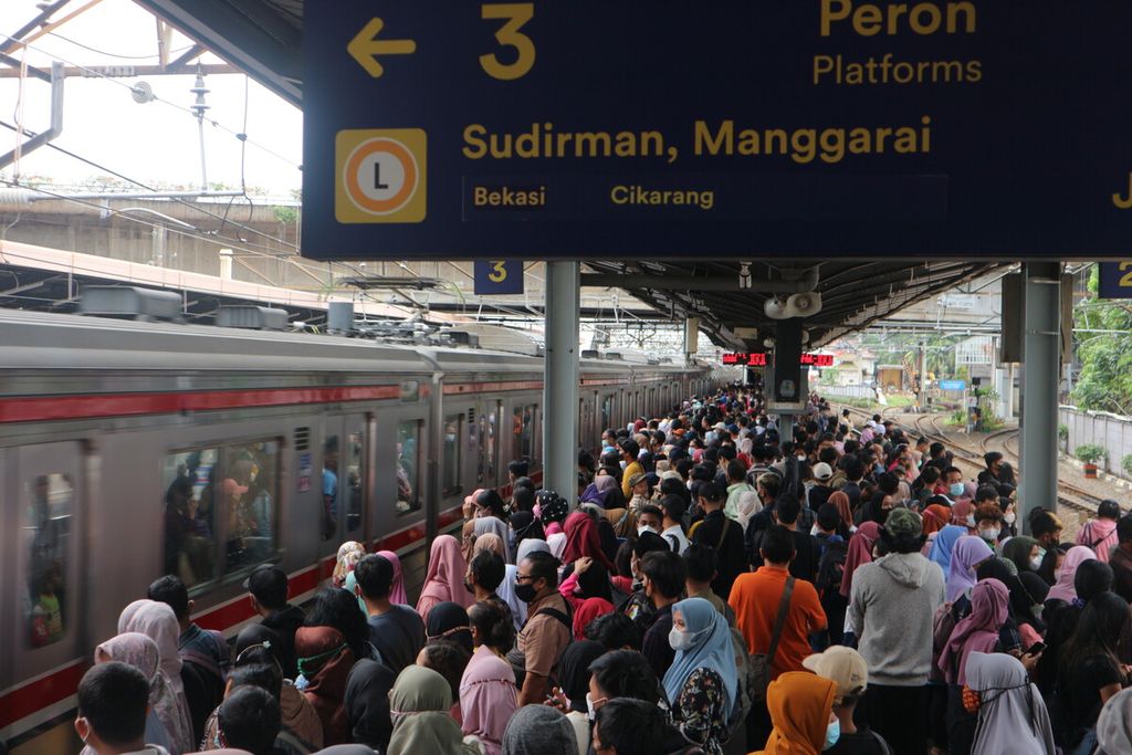 Penumpang KRL arah Cikarang via Manggarai menunggu kereta berhenti di Stasiun Tanah Abang, Jakarta Pusat, Selasa (3/1/2023).