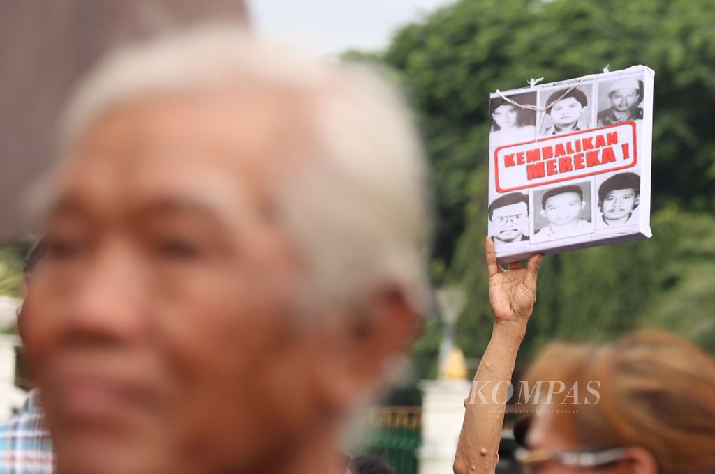 Para aktivis dan masyarakat peduli korban pelanggaran HAM serta Koalisi Masyarakat Sipil berkumpul dalam Aksi Kamisan ke-804 di seberang Istana Merdeka, Jakarta, Kamis (1/2/2024). 