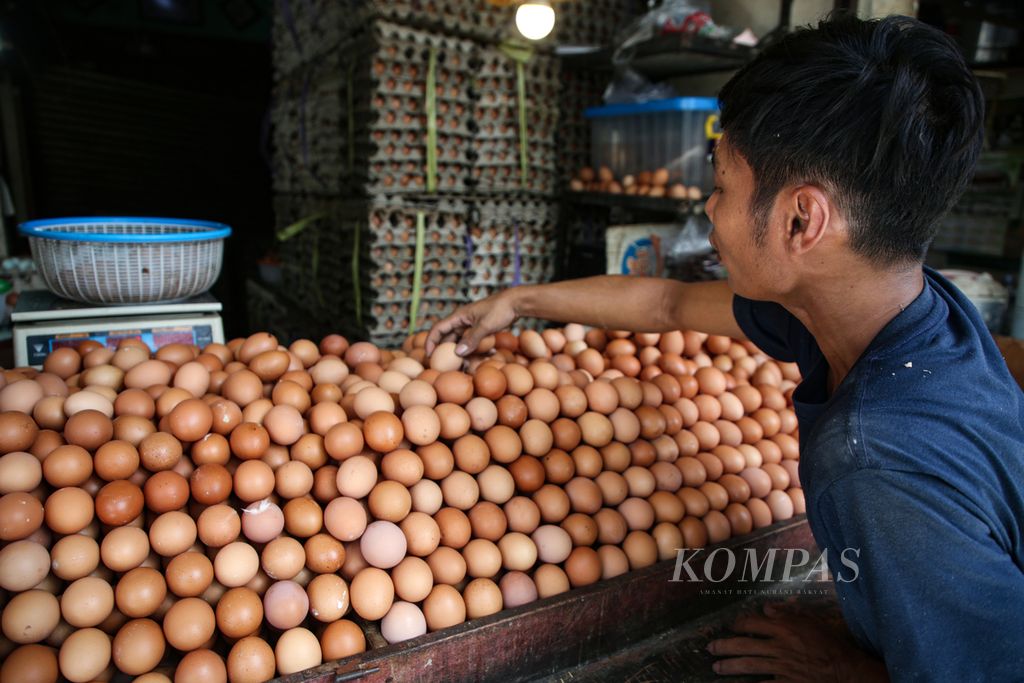 Pedagang menata telur ayam ras di pasar Palmerah, Jakarta, Senin (4/3/2024). Harga telur ayam ras terbilang tinggi, yaitu Rp 32.000 per kilogram. 