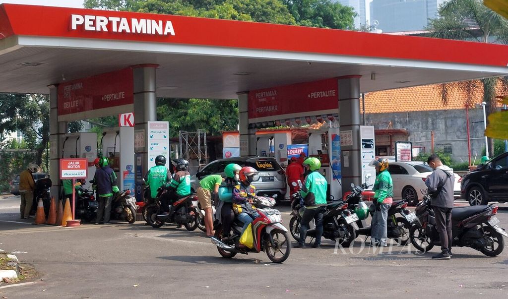 Pengendara sepeda motor mengisi bahan bakar jenis pertalite (Ron 90) di salah satu SPBU Pertamina di Jakarta, Jumat (24/6/2022). Beban subsidi BBM terancam membengkak seiring harga minyak mentah dunia yang tetap bertahan tinggi.