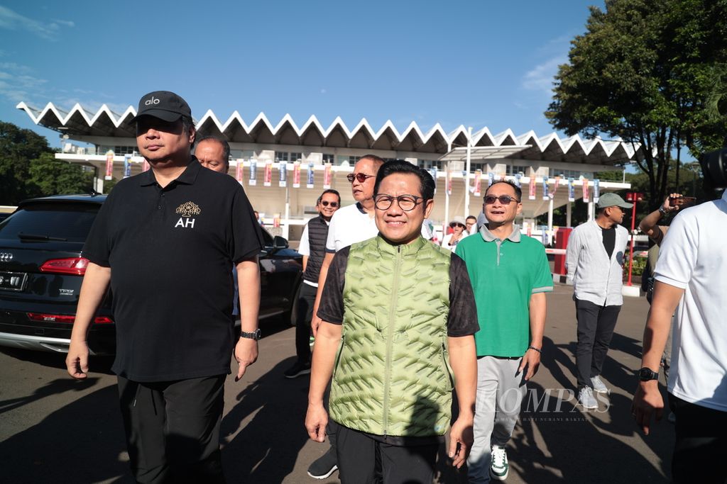 Ketua Umum Partai Golkar Airlangga Hartarto (kiri) berolahraga bersama Ketua Umum Partai Kebangkitan Bangsa (PKB) Muhaimin Iskandar di kawasan Gelora Bung Karno, Jakarta, Jumat (10/2/2023). 