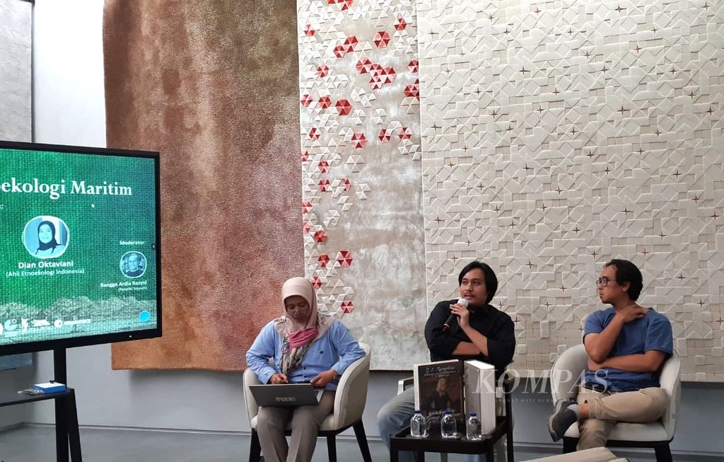 Suasana diskusi "Menghidupkan Kembali Rumphius", di Jakarta, Sabtu (4/11/2023). Diskusi ini menghadirkan dua narasumber, yaitu peneliti Pusat Riset Ekologi dan Etnobiologi BRIN Dian Oktaviani (kiri) dan jurnalis <i>Kompas</i> Ahmad Arif (kanan).
