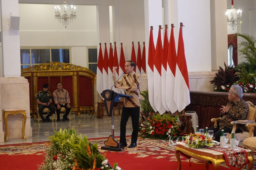 Presiden Joko Widodo saat berpidato dan memberikan pengarahan pada acara Silaturahmi Presiden Republik Indonesia dengan Para Penggiat Infrastruktur dalam Rangka Hari Bakti Pekerjaan Umum Ke-78 yang digelar di Istana Negara, Jakarta, Senin (4/12/2023). Kepala Negara menyebutkan, kehadiran infrastruktur dapat lebih mengefisienkan biaya logistik sehingga meningkatkan daya saing Indonesia.