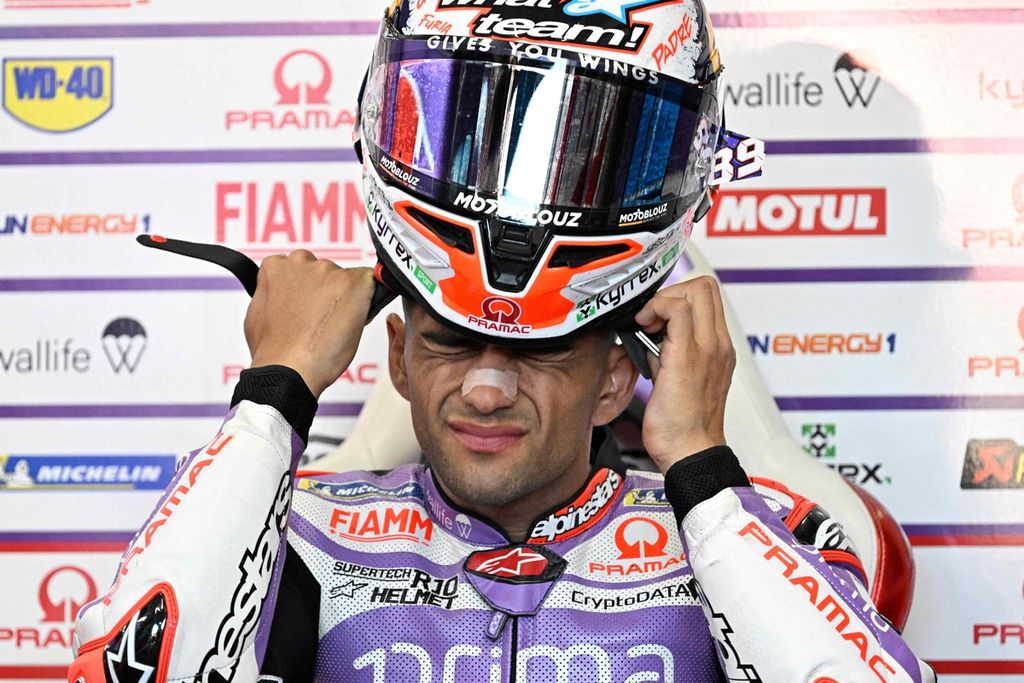 Pebalap Prima Pramac, Jorge Martin, memakai helm saat sesi latihan bebas kedua MotoGP seri Valencia di Sirkuit Ricardo Tormo, Cheste, Spanyol, Jumat (24/11/2023). 