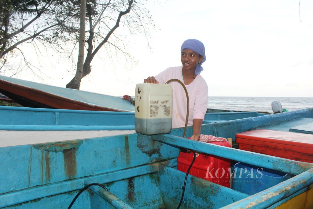 Mentari Tuhumury (22), perempuan nelayan, bersiap melaut di Desa Urimessing, Kecamatan Nusaniwe, Kota Ambon, Maluku, Minggu (3/9/2023). Sejak usia 14 tahun, Mentari sudah melaut untuk mencari ikan. Selain gemar memancing, ia juga melaut untuk membantu perekonomian keluarga.