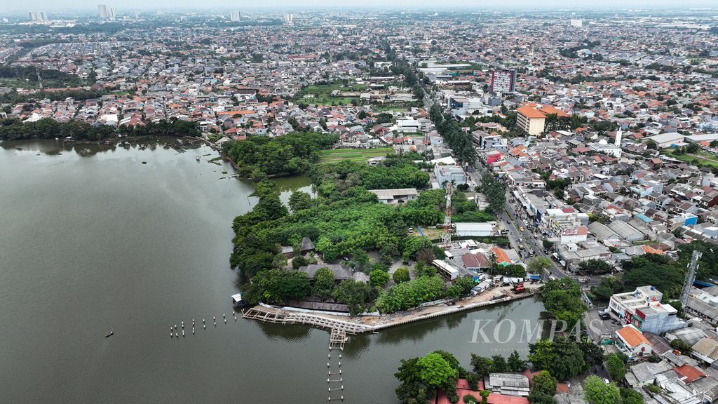 Foto aerial Situ Cipondoh yang terletak di sebelah jalan utama KH Hasyim Ashari, Kota Tangerang, Banten, Selasa (15/11/2022). 