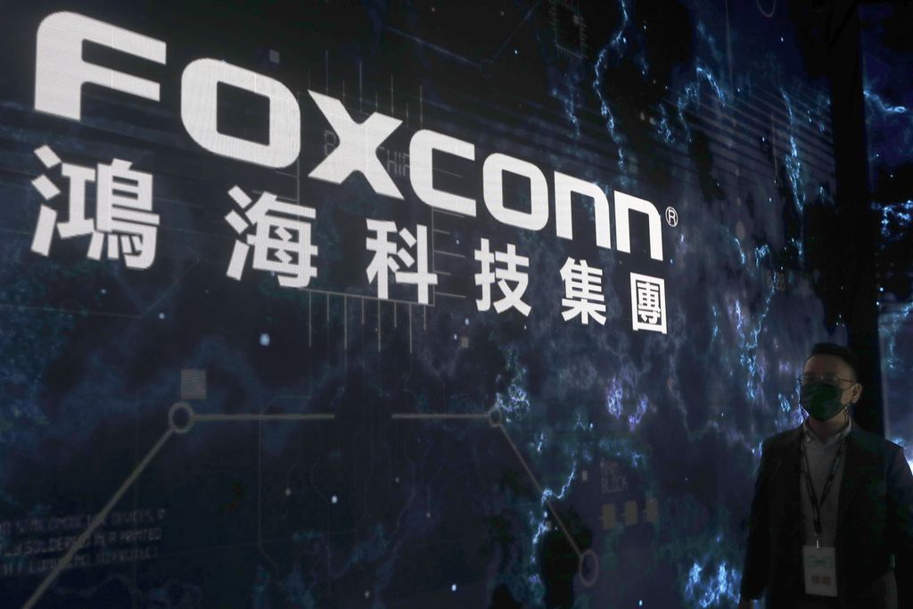 Logo Foxconn terlihat pada Hon Hai Tech Day di Taipei, Taiwan, 18 Oktober 2022. Foxconn adalah salah satu perusahaan yang merakit produk-produk Apple Inc.