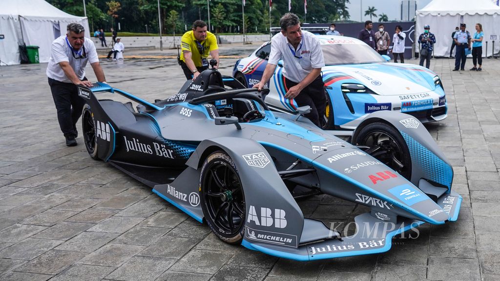 Mobil balap Formula E dan mobil pengaman balapan dipertontonkan ketika digelar ramah tamah antara Pemerintah Provinsi DKI Jakarta dengan para pengurus dan pembalap Formula E di Monumen Nasional, Jakarta, Kamis (2/6/2022).