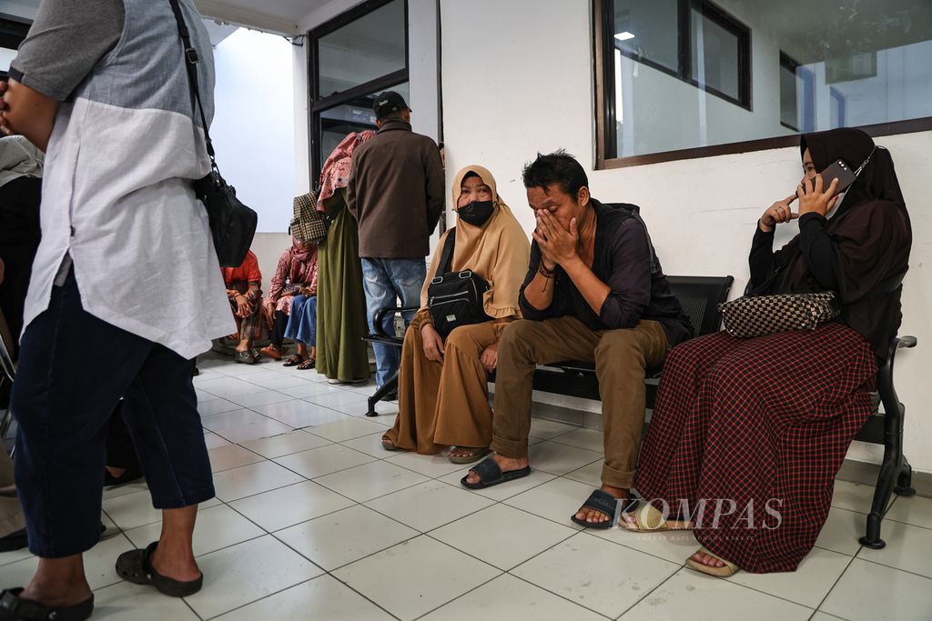 Keluarga korban kecelakaan Tol Jakarta-Cikampek Kilometer 58 mendatangi pos antemortem untuk pencocokan data di RSUD Karawang, Jawa Barat, Senin (8/4/2024). 