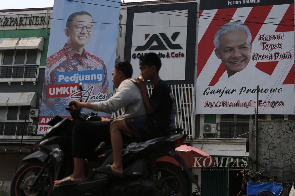 Gambar wajah dua bakal calon presiden, Ganjar Pranowo (kanan) dan Anies Baswedan, terpasang berdampingan pada baliho di kompleks pertokoan di kawasan Pasar Minggu, Jakarta Selatan, Sabtu (29/7/2023). 