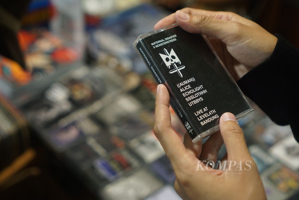 Visitors are looking at a cassette tape being sold at the Record Store Day East Borneo 2024 event in Balikpapan City, East Kalimantan, on Sunday (28/4/2024).