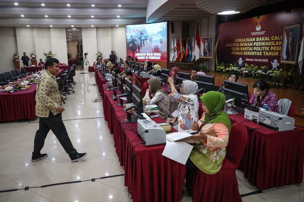 Petugas pengajuan bakal calon anggota DPR berbincang di kantor KPU, Jakarta, Jumat (5/5/2023).