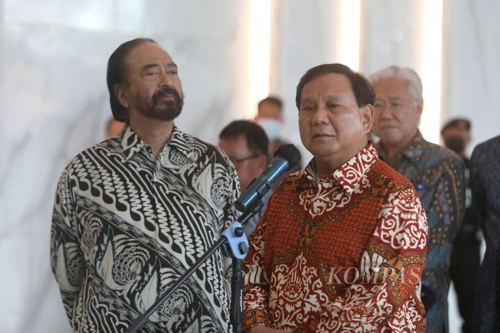 Ketua Partai Nasdem Surya Paloh (kiri) dan Ketua Partai Gerindra Prabowo Subianto memberikan keterangan kepada wartawan seusai pertemuan mereka di Nasdem Tower, Jakarta, Rabu (1/6/2022). Pertemuan selama lebih kurang lima jam tersebut untuk membahas isu-isu politik terkini dan juga sarana melepas kangen antarsahabat tersebut. 
