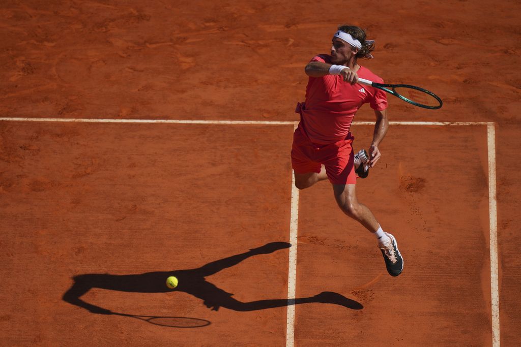 Greek tennis player Stefanos Tsitsipas returned the ball to Norwegian tennis player Casper Ruud during the ATP Masters 1000 Monte Carlo final at Monte Carlo Country Club in Monaco on Sunday (14/4/2024). Tsitsipas defeated Ruud with a score of 6-1, 6-4.