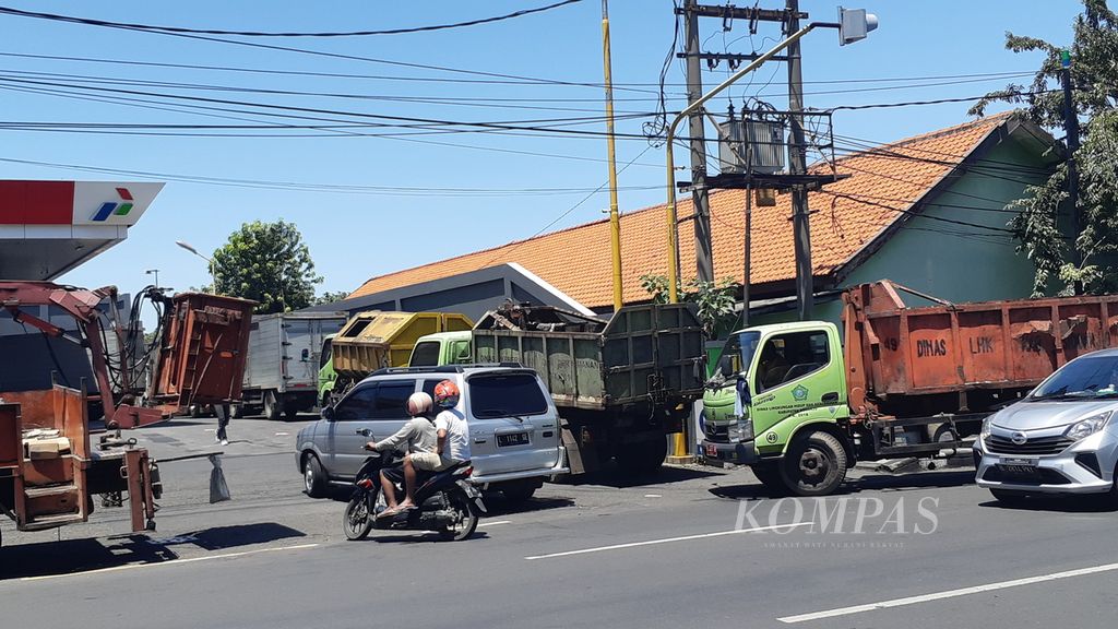 Truk antrean solar mengular di SPBU di Jalan Diponegoro, Sidoarjo, Jatim,  Selasa (5/4/2022)