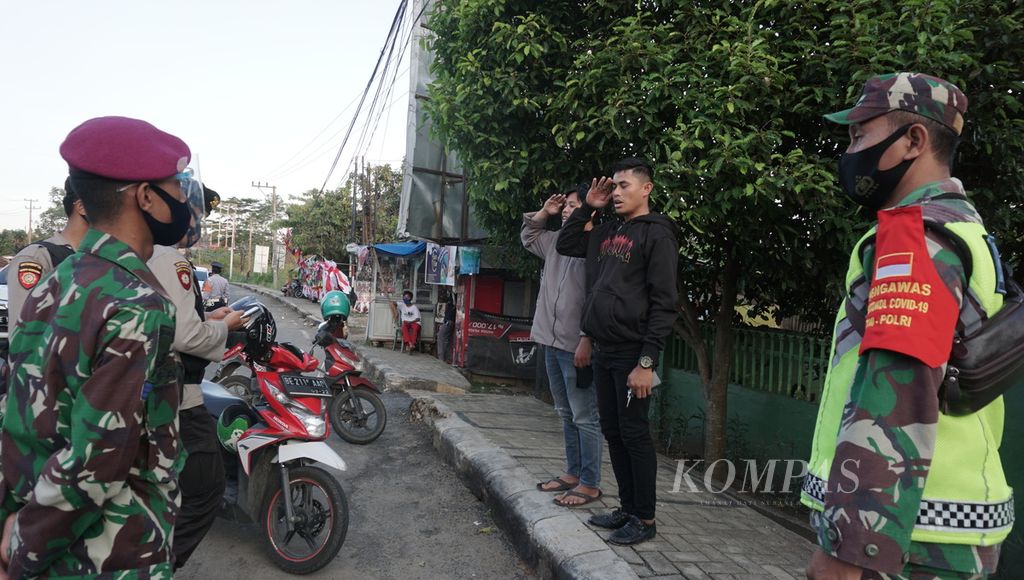 Tim Penegakan Disiplin Gugus Tugas Penanganan Covid-19 Kota Bandar Lampung memberikan sanksi sosial bagi warga yang tidak memakai masker saat berkendara di jalan protokol di Bandar Lampung, Rabu (12/8/2020).
