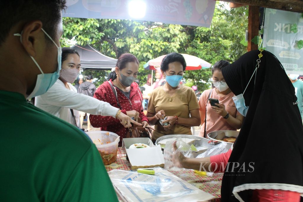 Para pembeli wadai sedang memilih-milih wadai atau kudapan yang akan dimakan saat buka puasa, di Kota Palangkaraya, Kalimantan Tengah, Selasa (5/4/2022).
