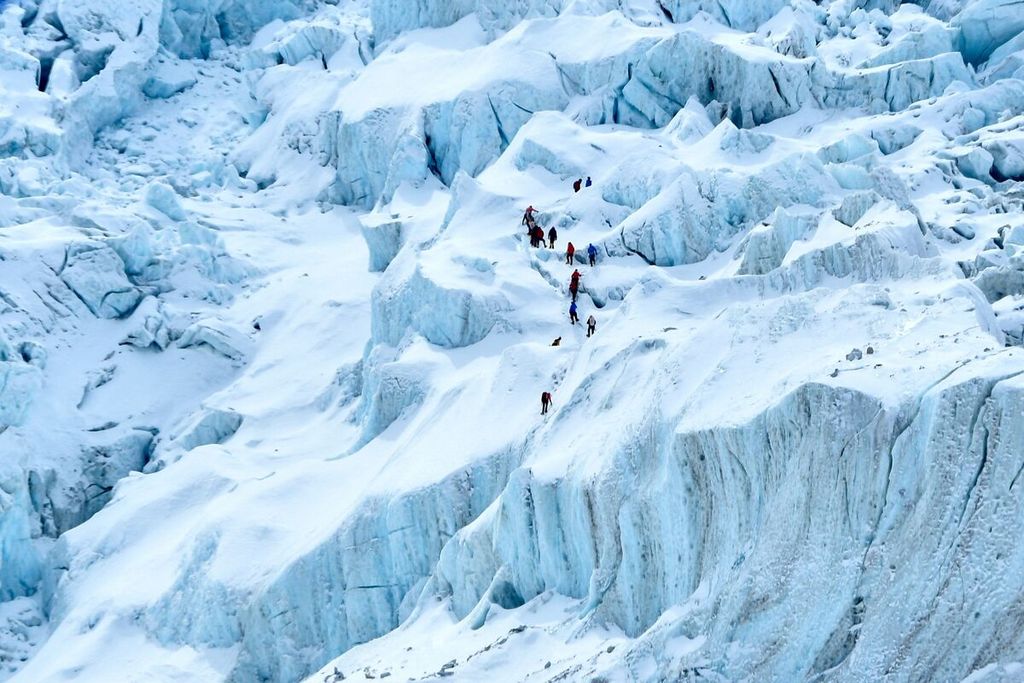 Para pendaki meniti Gletser Khumbu di Gunung Everest pada 21 Mei 2021.