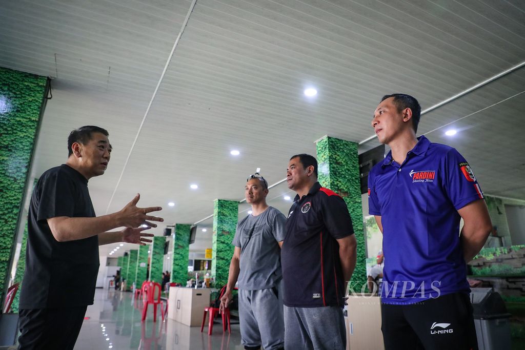 Pelatih petembak putra pada nomor 25 <i>meter rapid fire pistol</i>, Shin Changhwa (kiri), memberikan arahan kepada tiga petembak asuhannya, Anang Yulianto (kedua dari kiri), Totok Tri Martanto (kedua dari kanan), dan Dewa Putu Yadi Suteja (kanan), saat berlatih jelang Asian Games Hangzhou 2022 di Lapangan Tembak Senayan, Jakarta, Senin (11/9/2023).