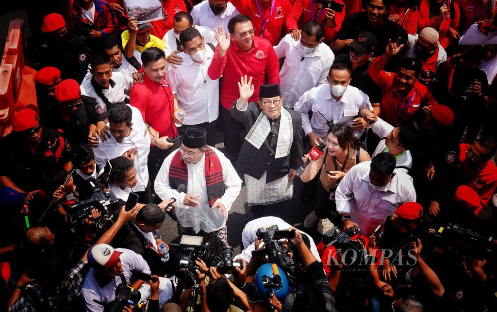 Pasangan bakal calon Pramono Anung-Rano Karno bersama iringan pengusungnya menuju Kantor KPU Provinsi DKI Jakarta, Jalan Salemba Raya, Jakarta, untuk mendaftar Pilkada Jakarta 2024, Rabu (28/8/2024). 