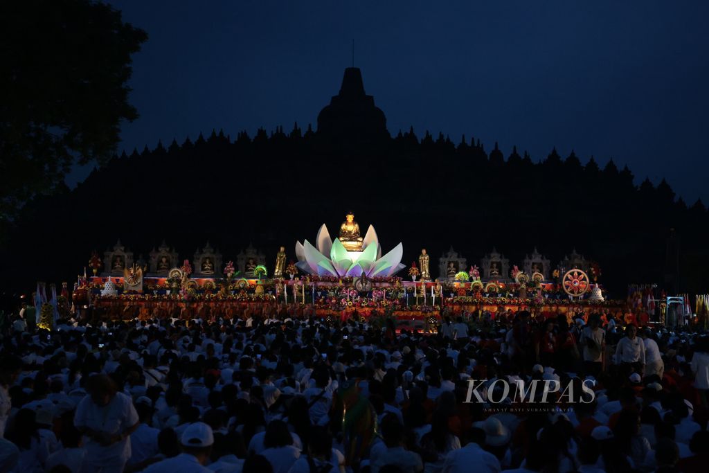 Umat Buddha bersiap menyambut detik-detik Waisak dalam peringatan Tri Suci Waisak 2568 BE/2024 di kompleks Candi Borobudur, Magelang, Jawa Tengah, Kamis (23/5/2024). 