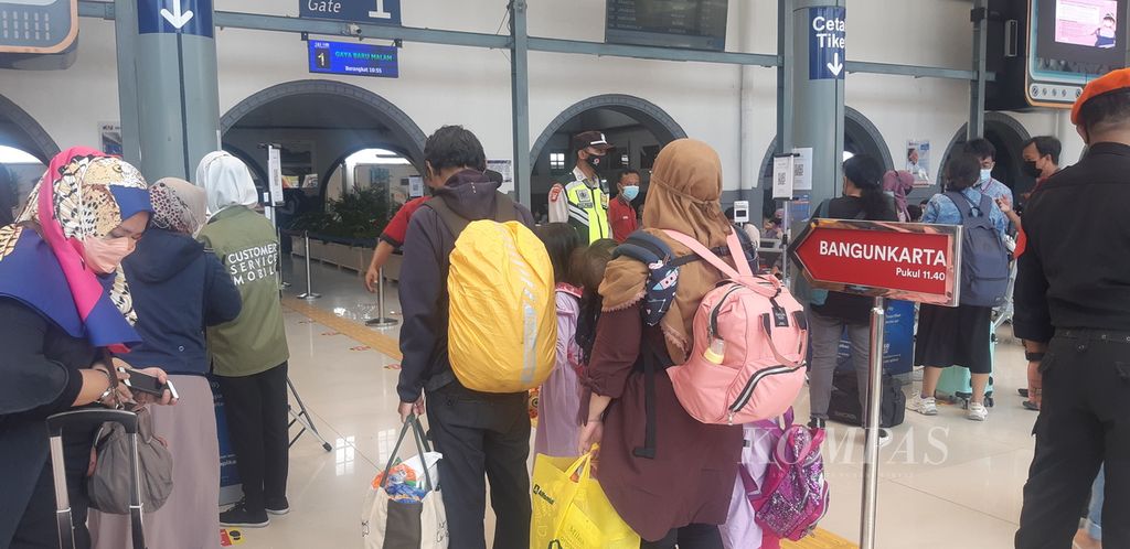 Calon penumpang mengantre untuk masuk ke peron kereta tujuan lokasi mudik di Stasiun Pasar Senen, Jakarta Pusat, Rabu (27/4/2022).