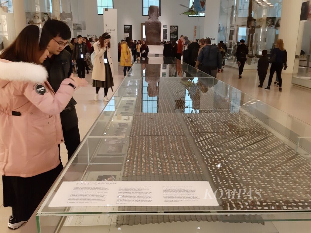 Pasangan turis asal China memperhatikan kekayaan seni dan budaya kebendaan di sebuah pajangan yang menceritakan tentang kesehatan dan kesejahteraan pria dan wanita di Inggris, di British Museum, London, Inggris, Selasa, 12 Februari 2019.