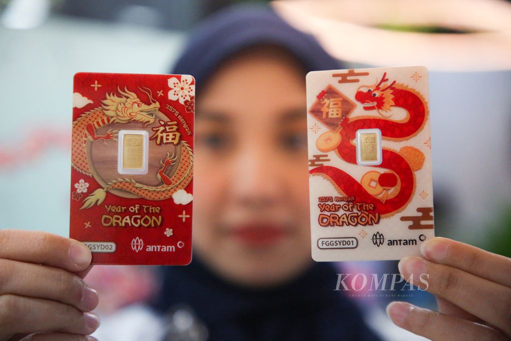 Officers show Chinese New Year-themed precious metals which were launched to liven up the Chinese New Year holiday at the Antam Precious Metal Boutique in the Setiabudi area, South Jakarta, Tuesday (6/2/2024). This Chinese New Year thematic edition gold product has a special design depicting the Dragon character.