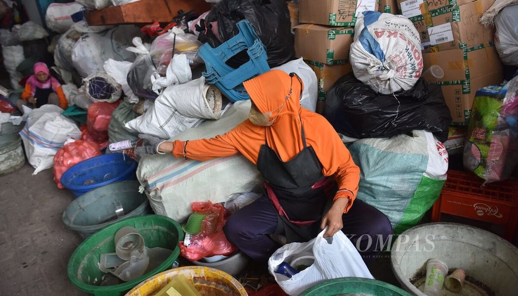 Pekerja memilah sampah plastik di Bank Sampah Induk Surabaya, Kota Surabaya, Jawa Timur, Senin (30/5/2022). Sampah yang datang sudah dalam kondisi terpilah sehingga mempermudah penimbangan dan penentuan harga. 