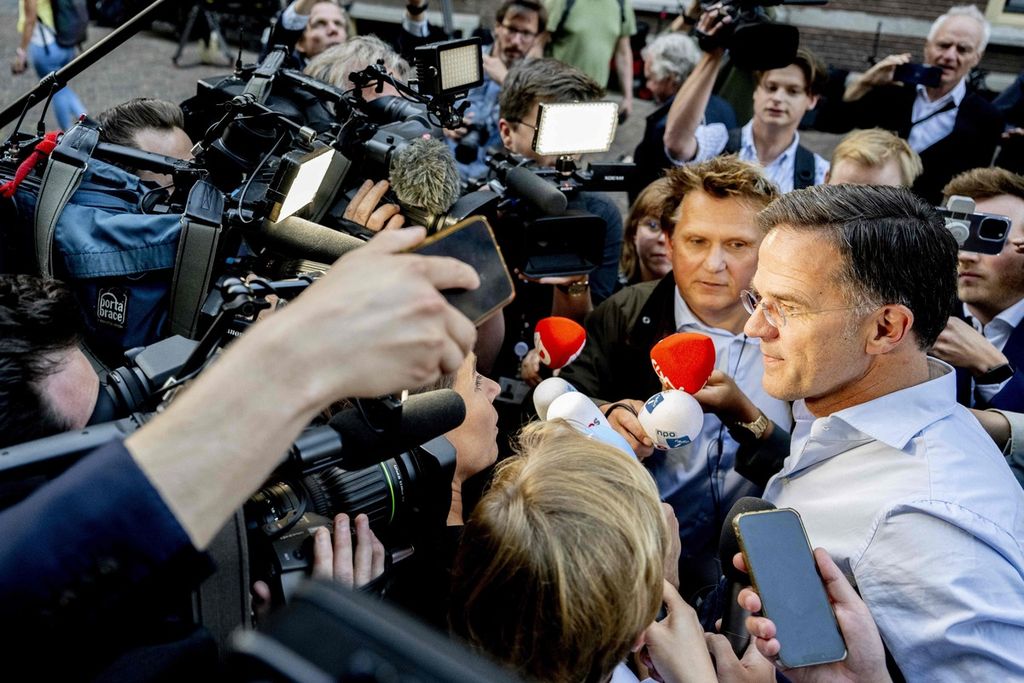 Perdana Menteri Belanda Mark Rutte (kanan) menyampaikan keterangan di hadapan awak media saat tiba di kantor Kementerian Urusan Umum untuk membahas kebijakan terkait pencari suaka di Den Haag, Belanda, Kamis (6/7/2023). 