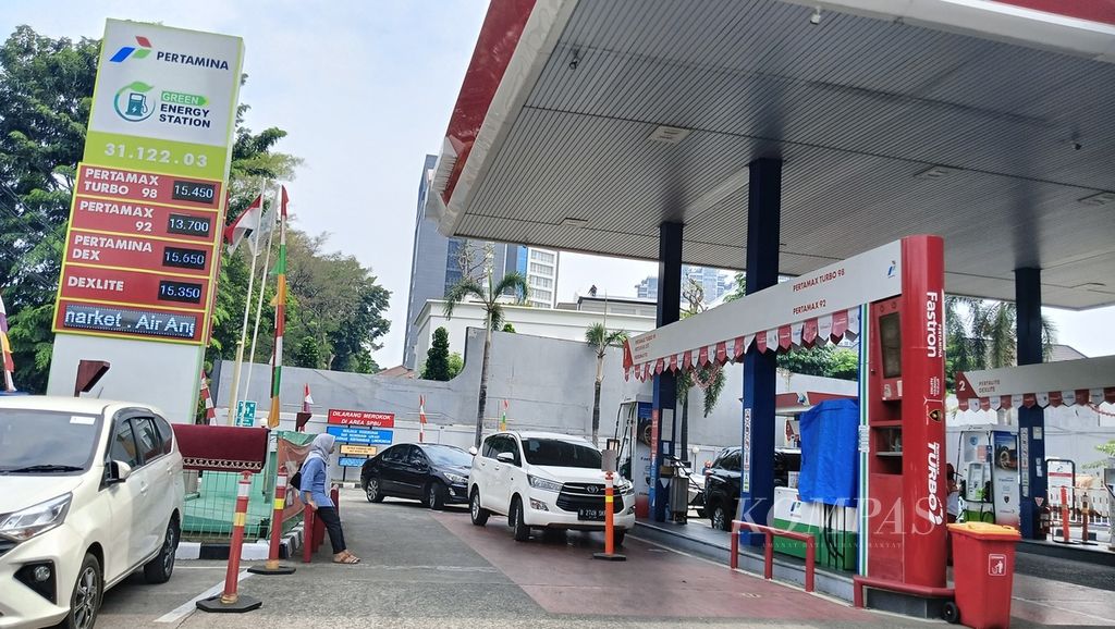 Sejumlah mobil mengantre di jalur pengisian pertalite di SPBU di Jalan Tentara Pelajar, Jumat (30/8/2024). Ke depan, mobil harus mendaftar <i>QR code</i> untuk bisa mengisi pertalite. <i>QR code</i> ini bertujuan agar BBM subsidi tepat sasaran.