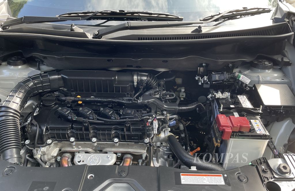 Ruang mesin New Suzuki  XL7 Hybrid tipe Alpha AT berisi mesin berkode K15B berkapasitas 1.426 cc. Mesin ini bertenaga maksimum 104,7 PS dan torsi puncak 138 Nm di putaran 4.400 rpm.