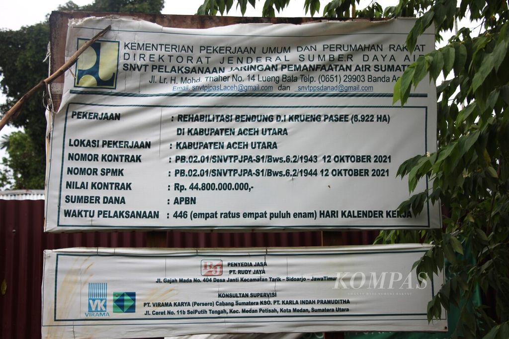 Papan informasi proyek rehabilitasi Bendung Krueng (Sungai) Pase di Desa Maddi, Kecamatan Nibong, Kabupaten Aceh Utara, Provinsi Aceh. 