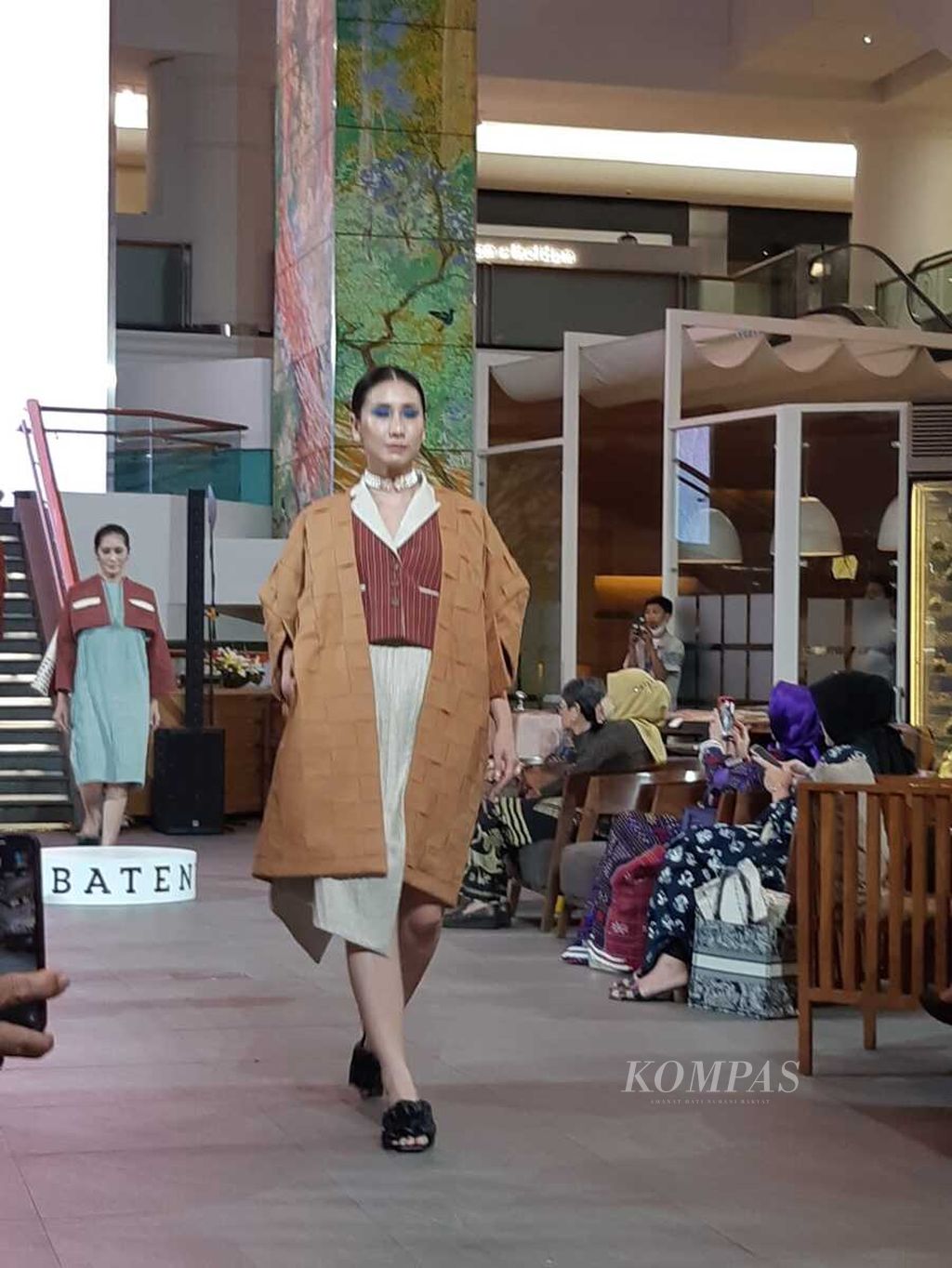 Koleksi bertema "Kayu & Kosmos" dari Tobatenun yang dipamerkan Rabu (19/10/2022) di Plaza Indonesia, Jakarta